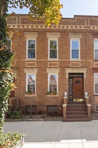 1882 Hart St