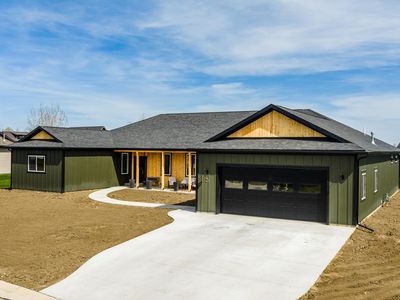 3 Thunderbird Dr