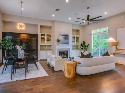 381 E Greenbriar Ln APT 804