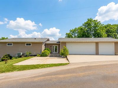 8104 Lakeshore Dr