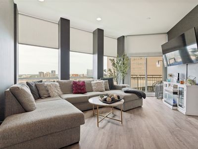 500 Throckmorton St APT 806