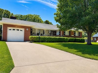 6 Belle Meade Ct