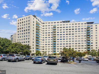 10201 Grosvenor Pl APT 414