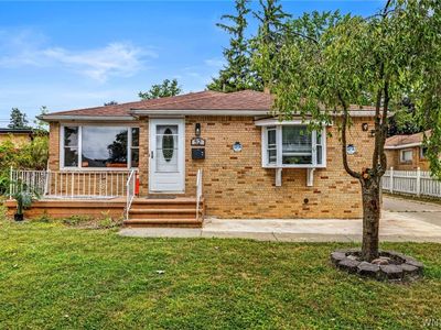 52 Victoria Blvd