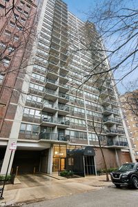 2740 N Pine Grove Ave APT 13C