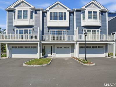301 Harbour Close Close #102