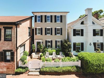 254 King George St