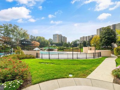 309 Yoakum Pkwy APT 411