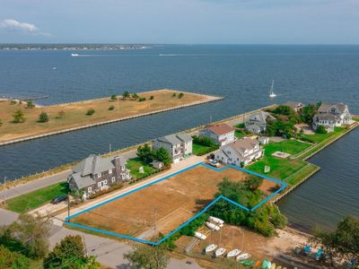 Property at 17 S Bay Court, Brightwaters, NY