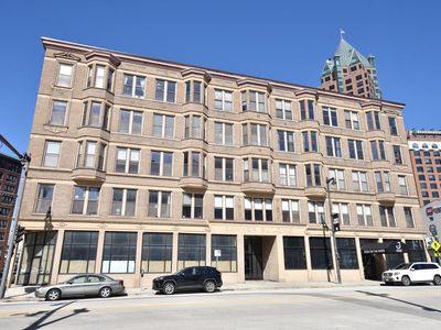 108 West Wells STREET #4C