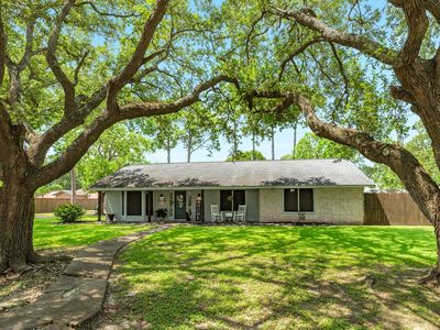 102 W Bronco Bend St