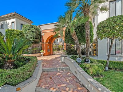 945 S Marengo Ave APT 5