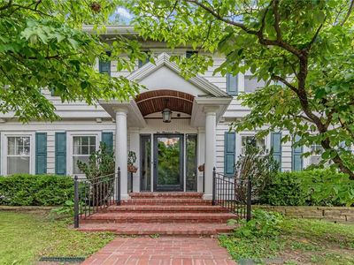 201 W 1st St