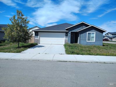 890 SW Crested St
