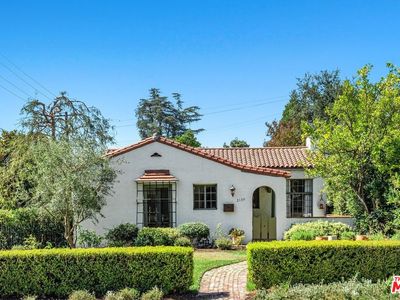 2130 Las Lunas St