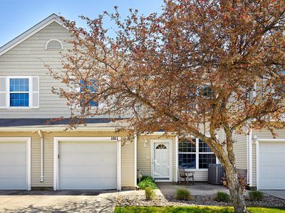 1011 NE Hyacinth Ln
