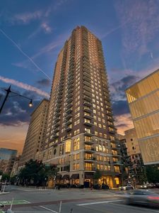 41 E 8th St APT 1805