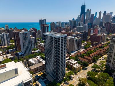 88 W Schiller St #402