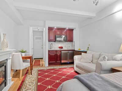 320 E 42nd St APT 817