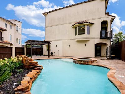 5526 McCulloch Cir