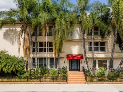 5301 Yarmouth Ave Unit 10
