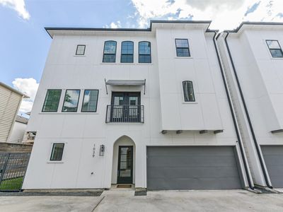 1039 W 24th St