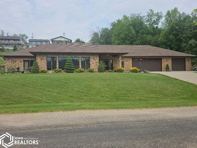 1326 Lakeshore Dr