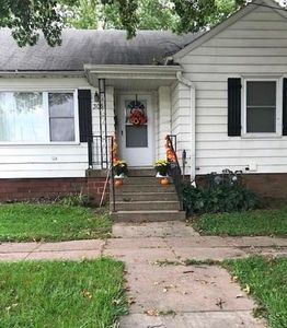 305 E 4th St