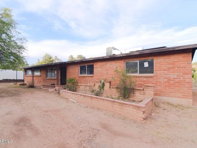 1176 N ROYAL Road