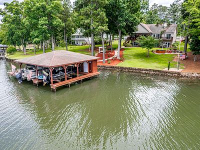 3690 Lakecrest Dr