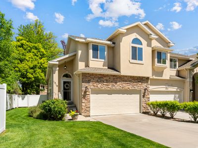 1319 E Old Maple Ct