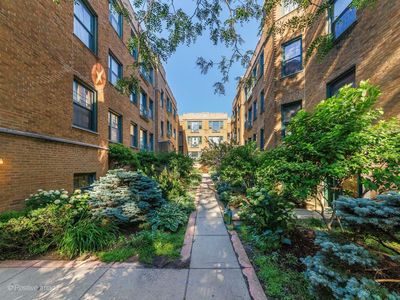 7025 N Sheridan Rd #2E