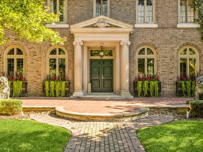 4320 North Lake DRIVE