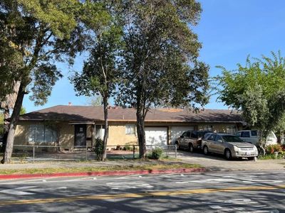 1011 E San Antonio St