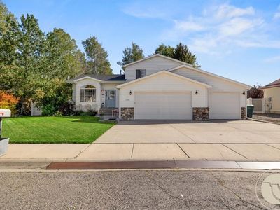 3780 Banff Ave