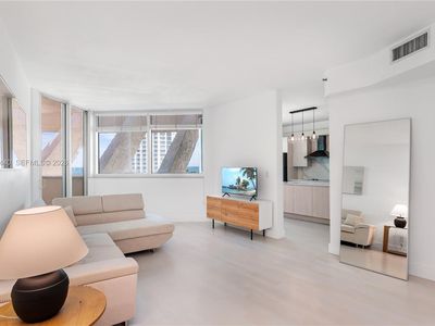 300 S Pointe Dr APT 907