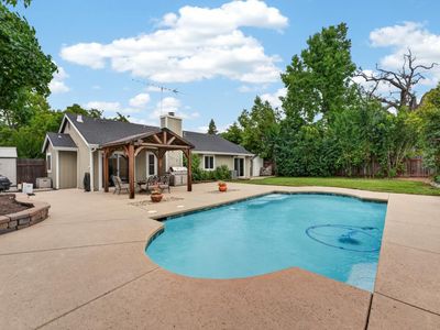 4048 Hunters Dr