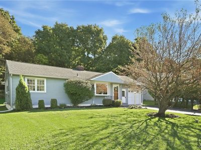 Property at 106 Mansfield Dr, Camillus, NY