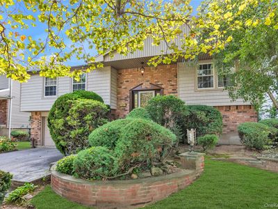 22 Valley Lane W