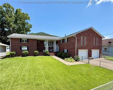 206 2nd Ave