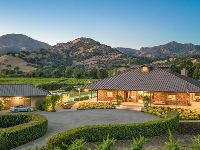 3196 Bennett Lane