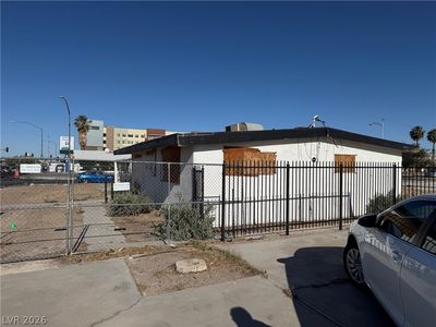 919 E Tropicana Ave