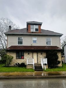 321 E 4th St