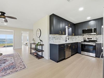 819 Lakeshore Loop