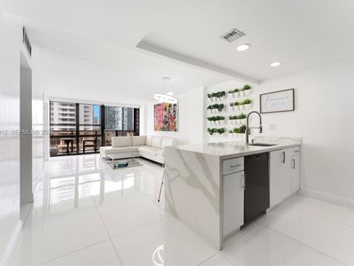 600 NE 36th St APT 1111