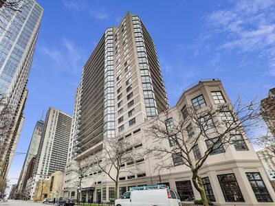 33 W Delaware Pl APT 13A
