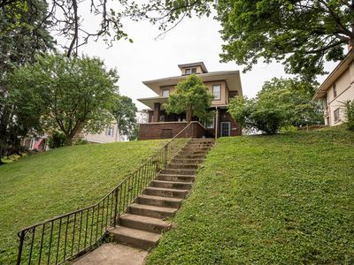 389 W 3rd St