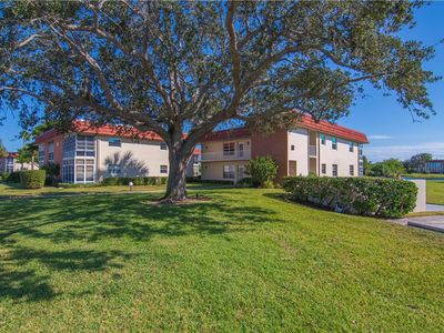 68 Royal Oak Ct APT 202