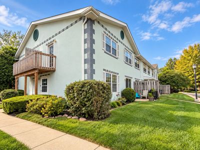 Property at 1083 Greenwood Cir, Woodstock, IL