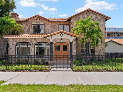 250 MIRROR LAKE DRIVE N
